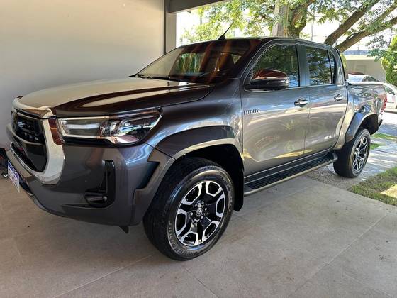 TOYOTA HILUX 2.8 D-4D TURBO DIESEL CD SRX PLUS 4X4 AUTOMÁTICO